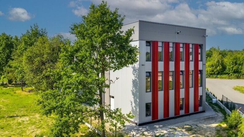 🏗️✨ Noliktavas halles realizācija no ARPANEL sendvičpaneļiem ar papildu arhitektonisko apšuvumu DUAL SKIN ✨🏗️